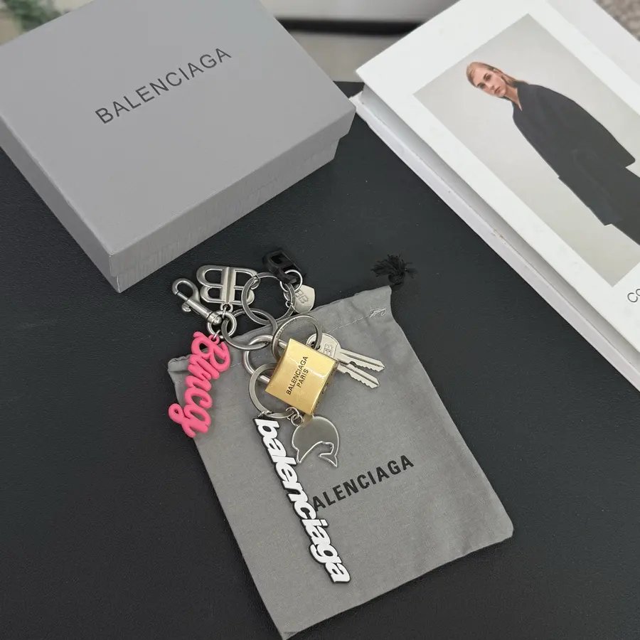 BALENCIAGA バレンシアガ（BALENCIAGA） バッグアクセサリー キーホルダー 男女兼用｜新品 050F869C