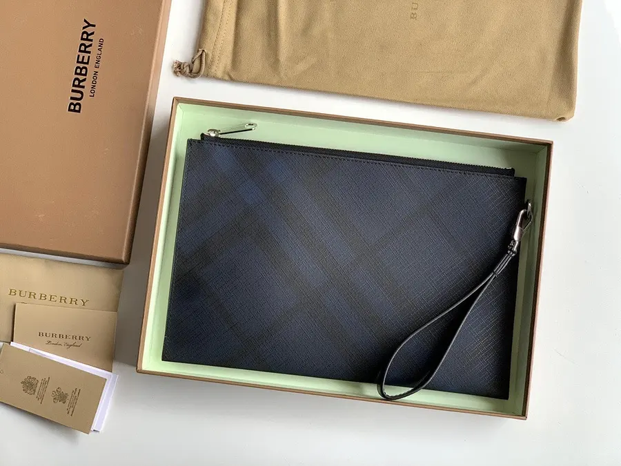 バーバリー（BURBERRY） メンズ クラッチバッグ レザー｜新品 09E32F81の商品画像