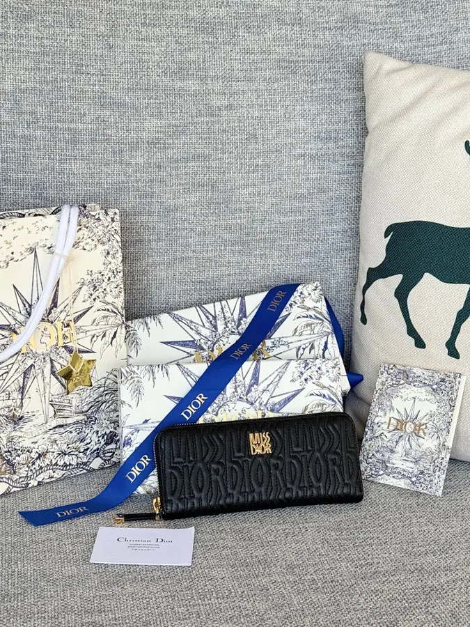 ディオール（DIOR） ファスナー仕様 財布 レディース｜新品 0F18C8FD