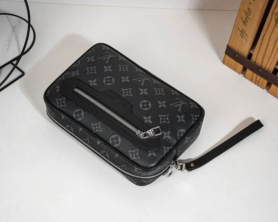 ルイ・ヴィトン（LOUIS VUITTON） クラッチバッグ 手持ちタイプ メンズ｜新品 1359D7BE
