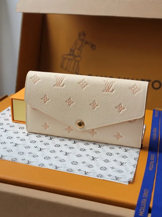 ルイ・ヴィトン（LOUIS VUITTON） 収納しやすい ロングウォレット レディース｜新品 15C1E5FC