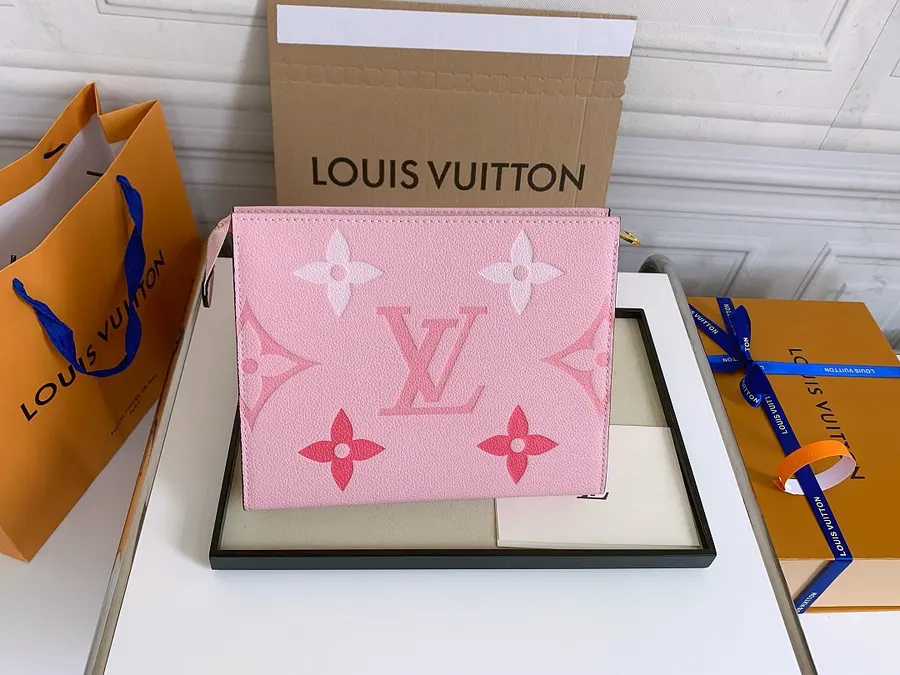 ルイ・ヴィトン(LOUIS VUITTON) レザー クラッチバッグ メンズ|新品 23A63081の商品画像