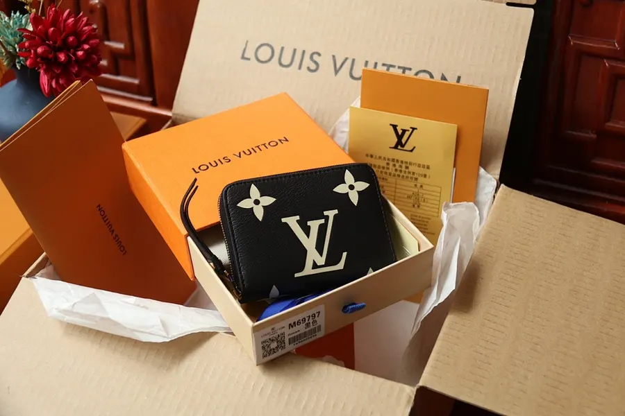 ルイ・ヴィトン（LOUIS VUITTON） ミニ財布 持ち歩きやすい レディース｜新品 2C775F22