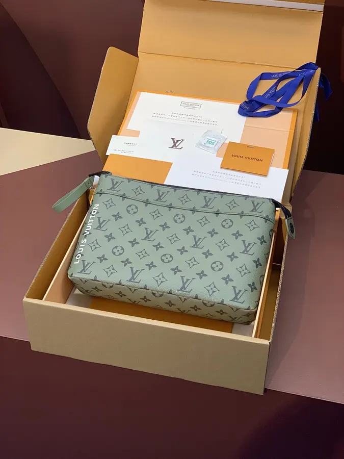 ルイ・ヴィトン(LOUIS VUITTON) クラッチバッグ 手持ちタイプ メンズ|新品 3815254Bの商品画像