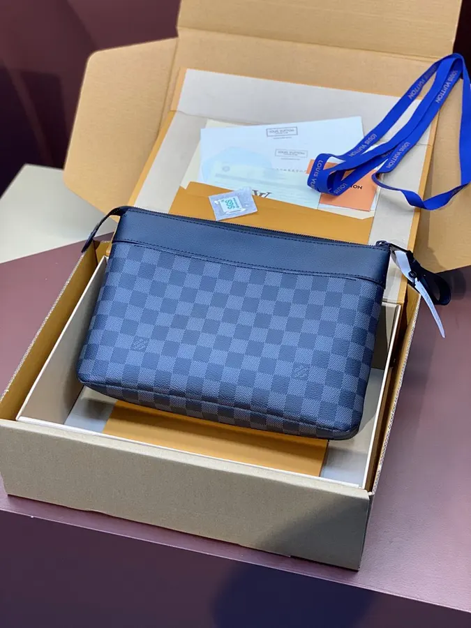 ルイ・ヴィトン（LOUIS VUITTON） クラッチバッグ レザー メンズ｜新品 3B146D0C