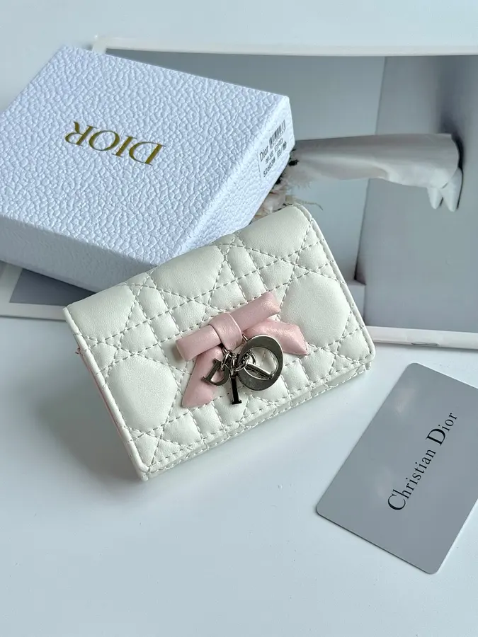 ディオール（DIOR） ミニ財布 新品 レディース 持ち歩きやすい｜40202371