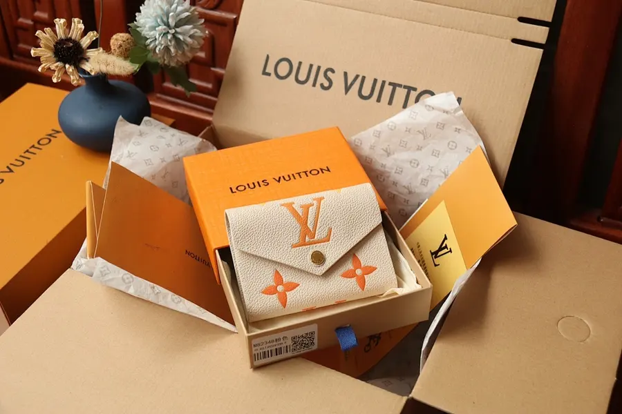 ルイ・ヴィトン(LOUIS VUITTON) レザー コンパクト財布 レディース|新品 45BE8A49の商品画像