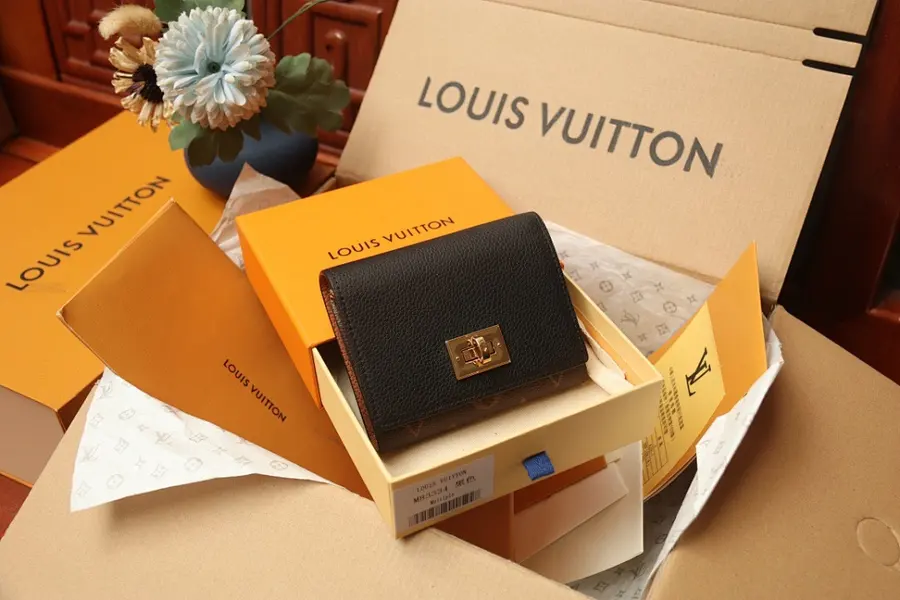 ルイ・ヴィトン（LOUIS VUITTON） 持ち歩きやすい コンパクト財布 レディース｜新品 4649B090