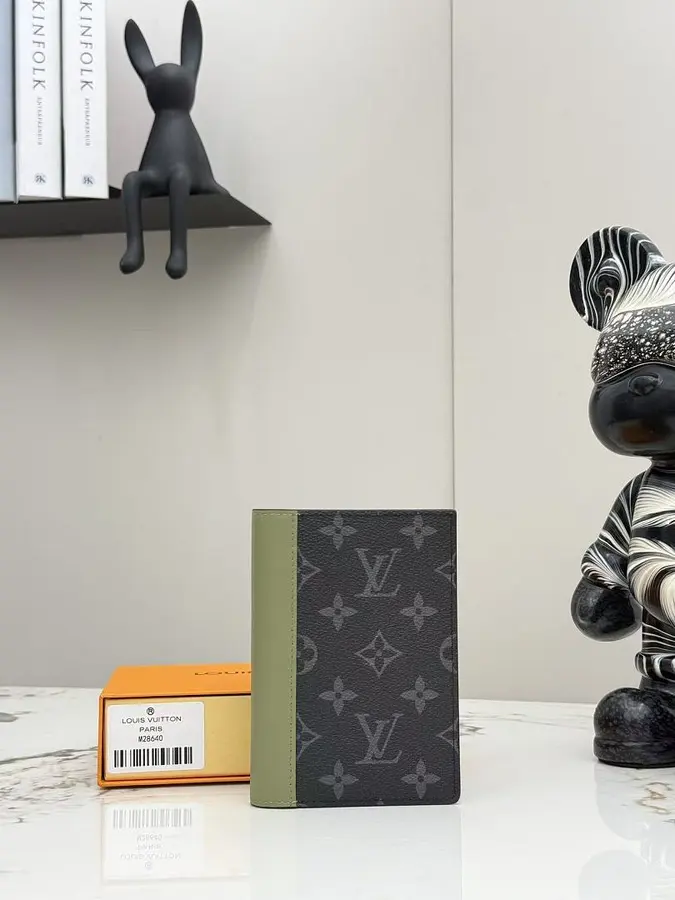 ルイ・ヴィトン（LOUIS VUITTON） レディース コンパクト財布 レザー｜新品 61AD532Dの商品画像