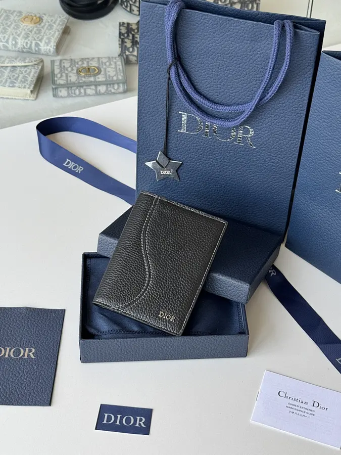 ディオール（DIOR） パスポートホルダー レザー レディース｜新品 6F9D9322
