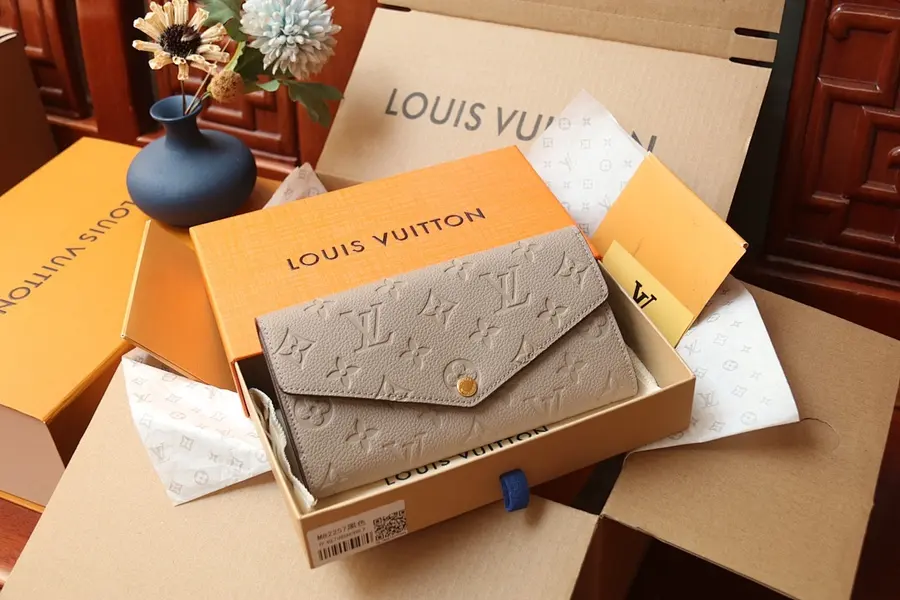 ルイ・ヴィトン（LOUIS VUITTON） 収納しやすい ロングウォレット レディース｜新品 76CDE70C