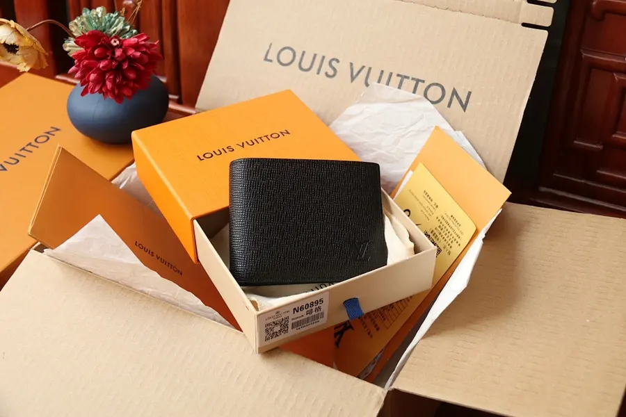 ルイ・ヴィトン(LOUIS VUITTON) メンズ ミニ財布 持ち歩きやすい|新品 87F15901の商品画像
