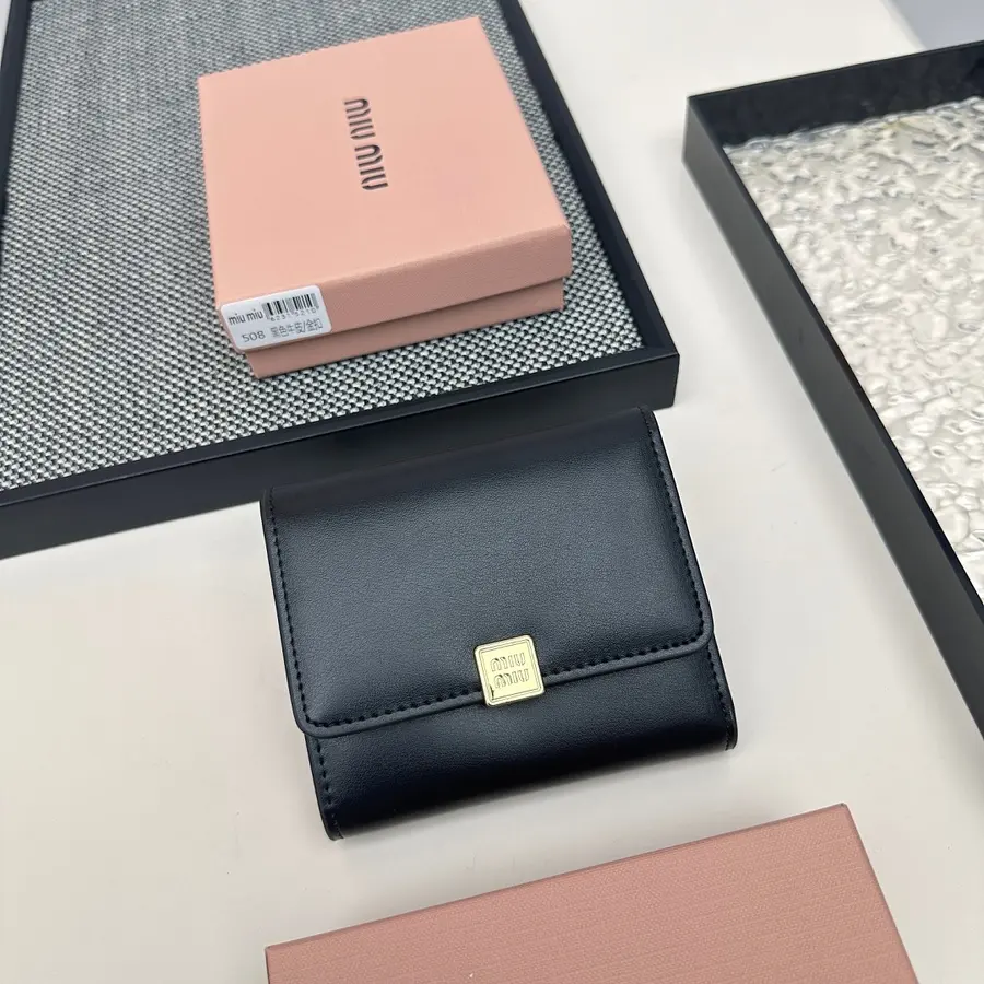 ミュウミュウ(MIU MIU) コンパクト財布 新品 レディース レザー|927DE2FBの商品画像