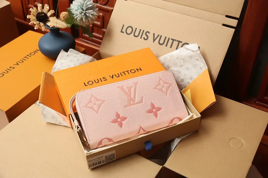 ルイ・ヴィトン(LOUIS VUITTON) レディース ロングウォレット ロングタイプ|新品 92EBCFB4の商品画像
