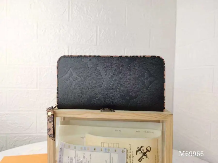 ルイ・ヴィトン(LOUIS VUITTON) 収納しやすい ロングウォレット レディース|新品 AAD41D69の商品画像