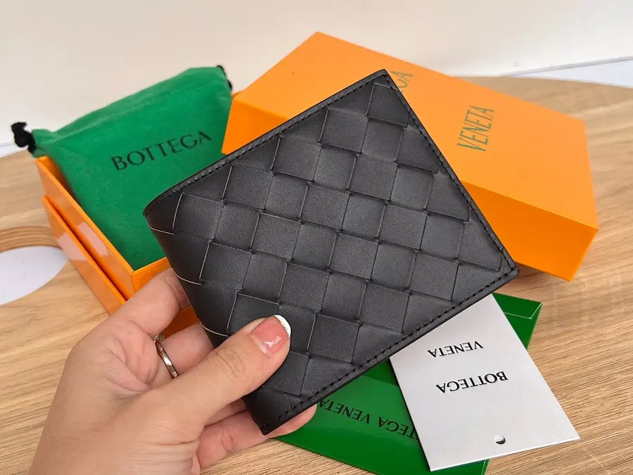ボッテガ・ヴェネタ(BOTTEGA VENETA) レザー ウォレット メンズ|新品 AC07CB64の商品画像