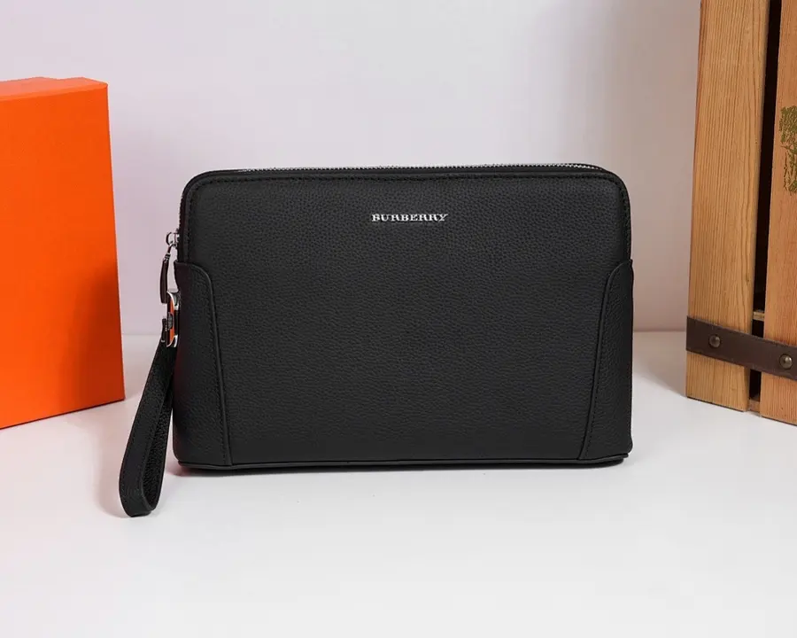 バーバリー（BURBERRY） メンズ クラッチバッグ レザー｜新品 B2615745