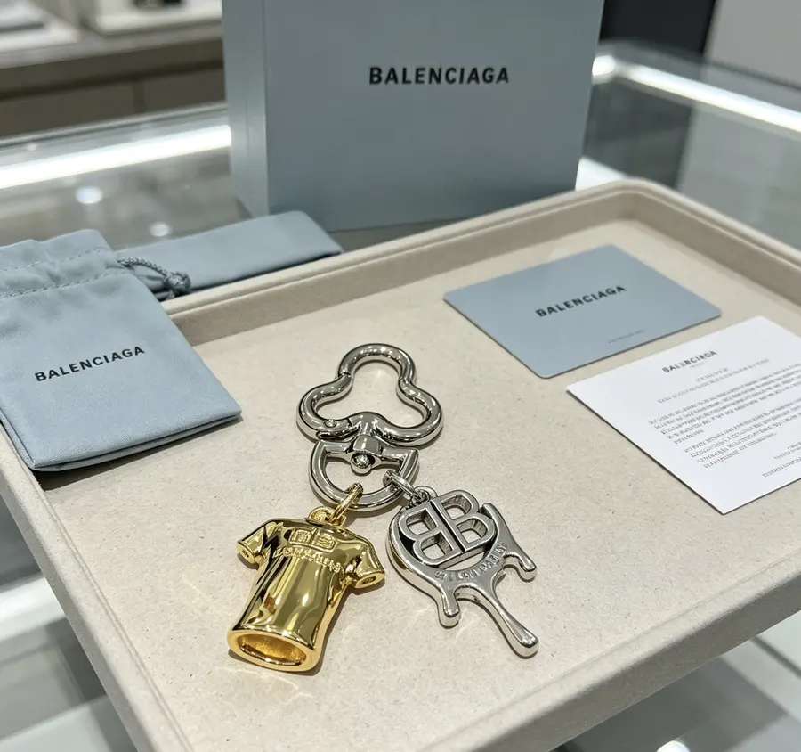 BALENCIAGA バレンシアガ（BALENCIAGA） キーホルダー 新品 男女兼用 バッグアクセサリー｜B2D3AF8C