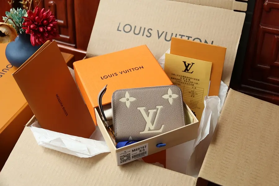 ルイ・ヴィトン（LOUIS VUITTON） ミニ財布 レザー レディース｜新品 B5E91A7Aの商品画像