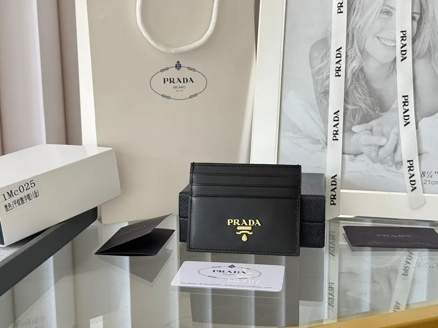 プラダ（PRADA） レザー カードホルダー 男女兼用｜新品 B8B0DF21の商品画像