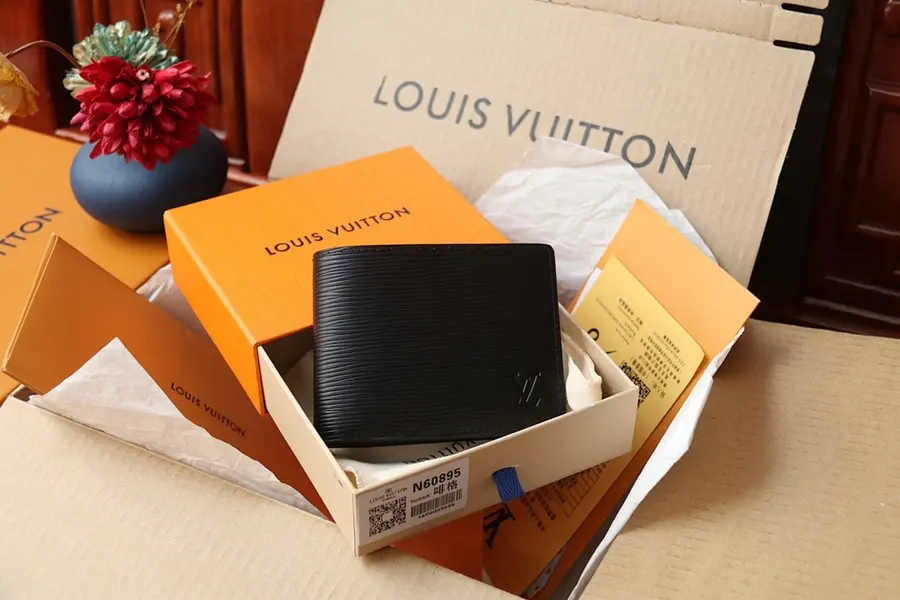 ルイ・ヴィトン（LOUIS VUITTON） 持ち歩きやすい ミニ財布 メンズ｜新品 B9F2383E