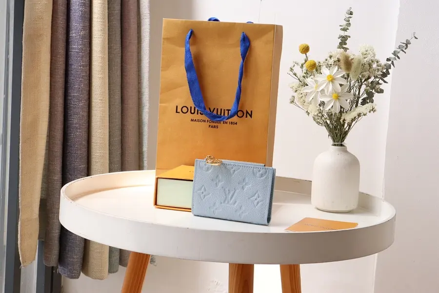 ルイ・ヴィトン(LOUIS VUITTON) レザー コンパクト財布 レディース|新品 BEA2DD52の商品画像