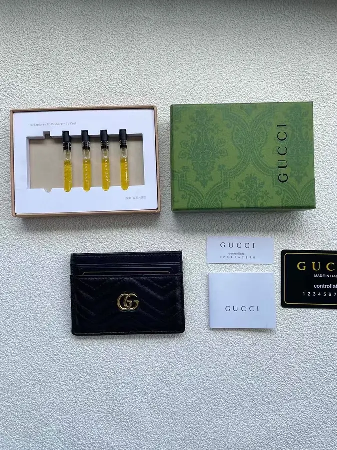 グッチ（GUCCI） カードホルダー スリム 男女兼用｜新品 C5384E69の商品画像