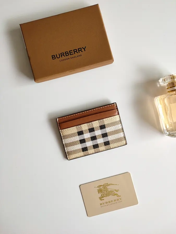 バーバリー(BURBERRY) カードケース 新品 男女兼用 レザー|C6CB30AEの商品画像
