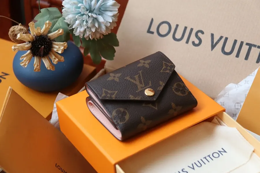 ルイ・ヴィトン（LOUIS VUITTON） 持ち歩きやすい コンパクト財布 レディース｜新品 C7974992