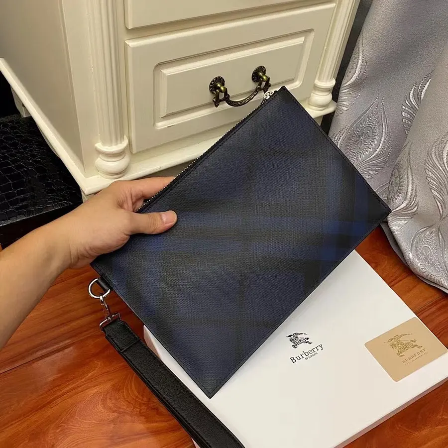 バーバリー（BURBERRY） メンズ クラッチバッグ 手持ちタイプ｜新品 C88C74F6