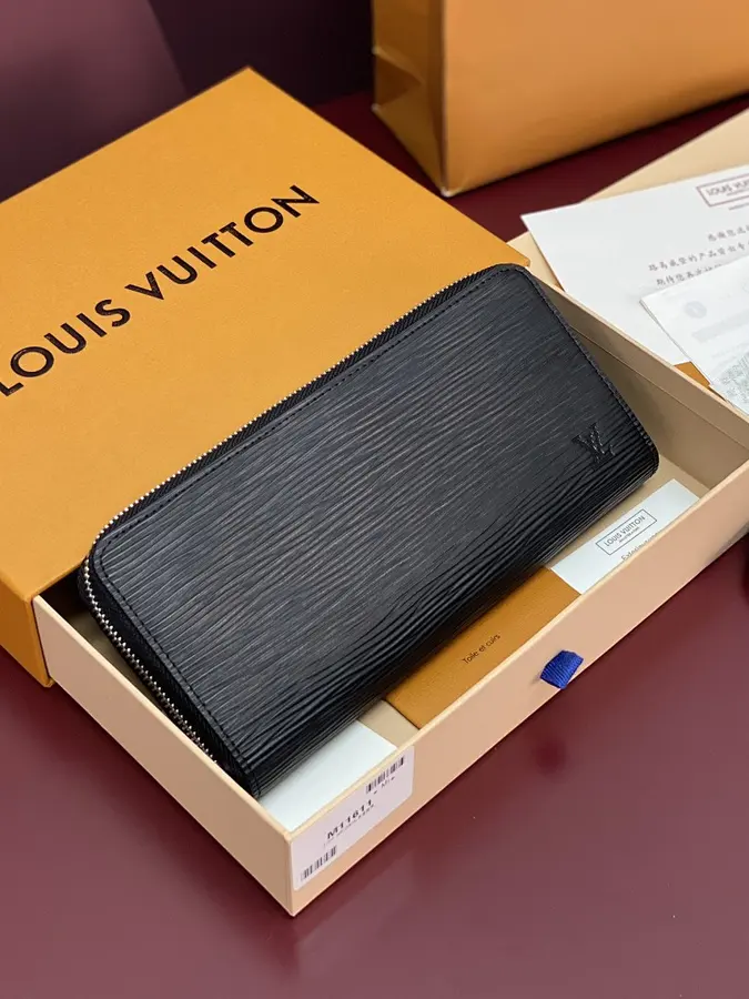 ルイ・ヴィトン（LOUIS VUITTON） 長財布 ロングタイプ メンズ｜新品 CF53FFBA