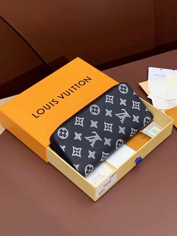 ルイ・ヴィトン（LOUIS VUITTON） レザー 長財布 メンズ｜新品 D1EA27CC