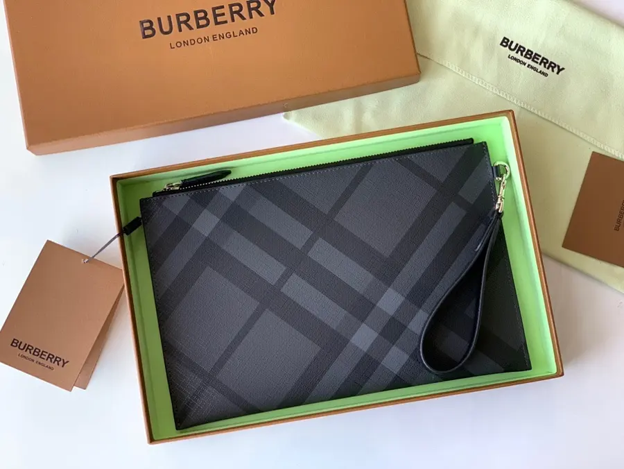 バーバリー（BURBERRY） クラッチバッグ レザー メンズ｜新品 D3E28530