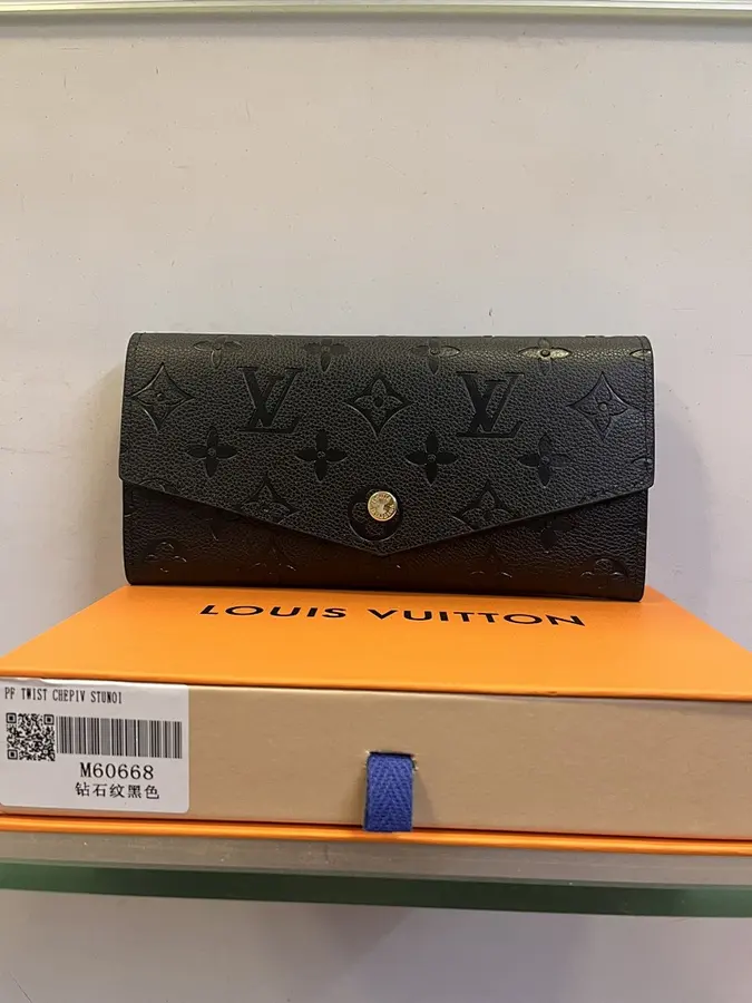 ルイ・ヴィトン（LOUIS VUITTON） 収納しやすい ロングウォレット レディース｜新品 D4150921