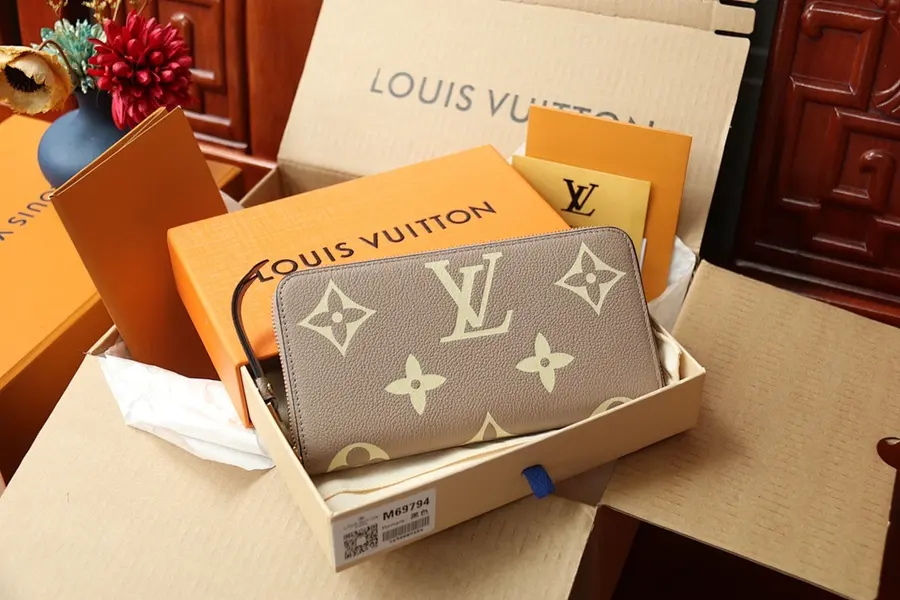LOUIS VUITTON ルイ・ヴィトン（LOUIS VUITTON） ロングタイプ ロングウォレット メンズ｜新品 E271AE92