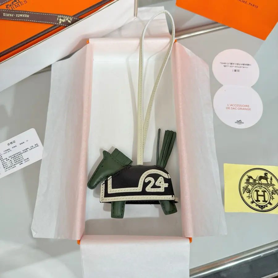 エルメス(HERMÈS) キーホルダー 新品 レディース メタル|E92EC6E4の商品画像