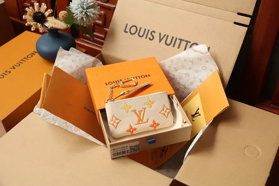 ルイ・ヴィトン(LOUIS VUITTON) レザー コンパクト財布 レディース|新品 EB24F574の商品画像