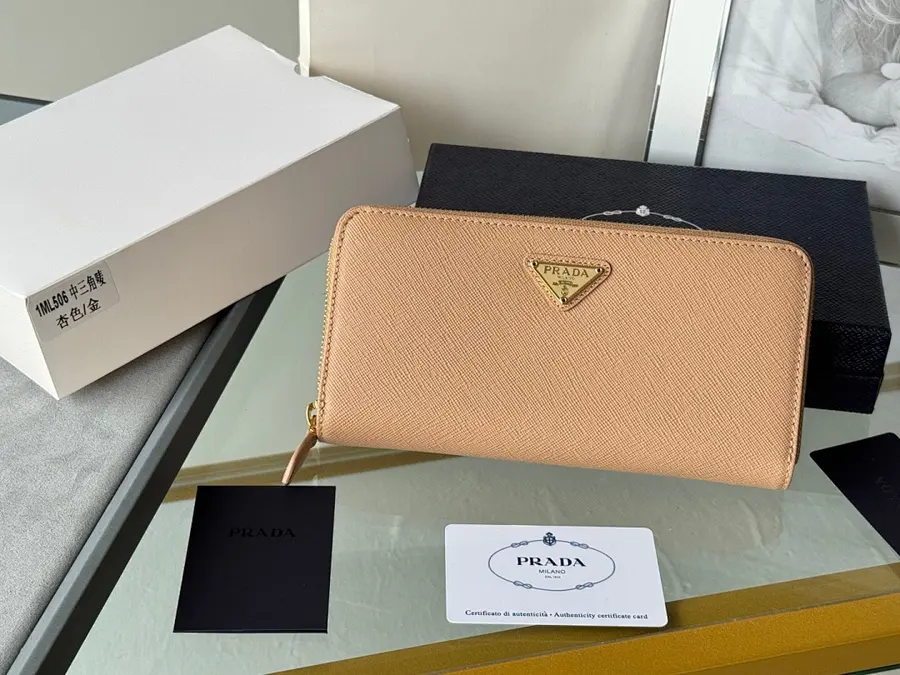 プラダ(PRADA) 収納しやすい 長財布 レディース|新品 EB4904AAの商品画像
