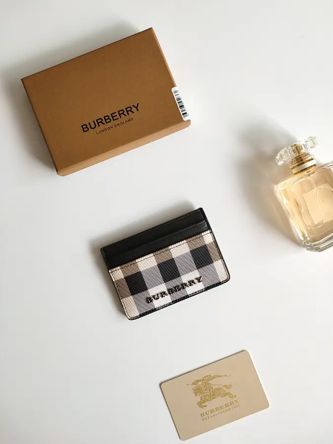 BURBERRY バーバリー（BURBERRY） カードホルダー 新品 男女兼用 コンパクト｜EEAE132C