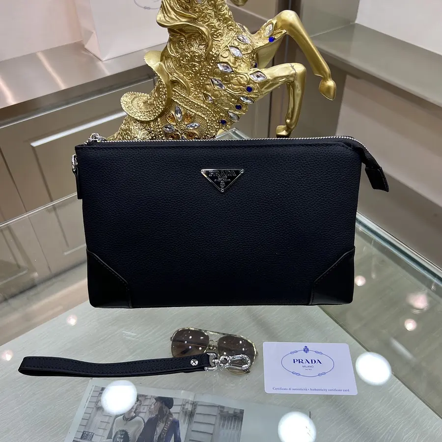 プラダ（PRADA） メンズ クラッチバッグ レザー｜新品 EFC06C56の商品画像