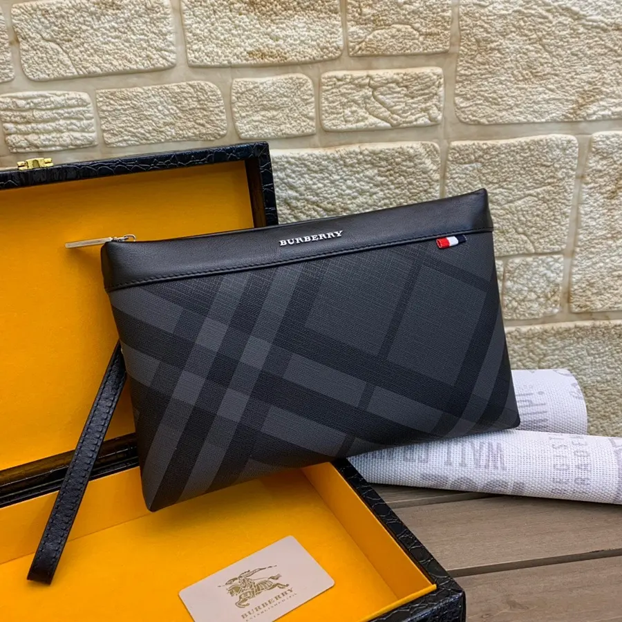 バーバリー（BURBERRY） レザー クラッチバッグ メンズ｜新品 EFF0DA7Cの商品画像