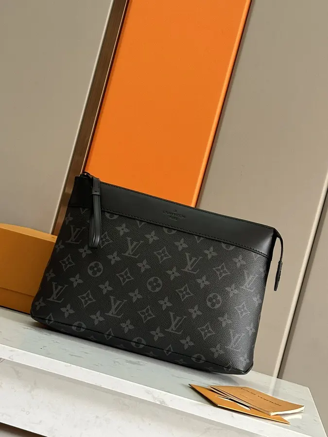 ルイ・ヴィトン（LOUIS VUITTON） レザー クラッチバッグ メンズ｜新品 FABB4EC8の商品画像