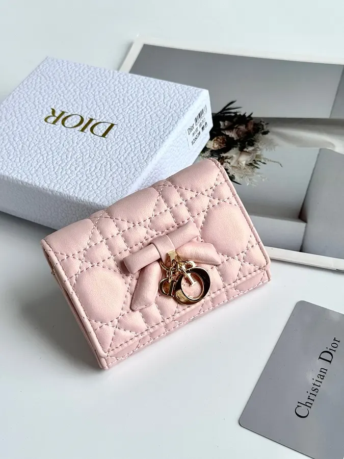 ディオール（DIOR） 持ち歩きやすい ミニ財布 レディース｜新品 FC71D842