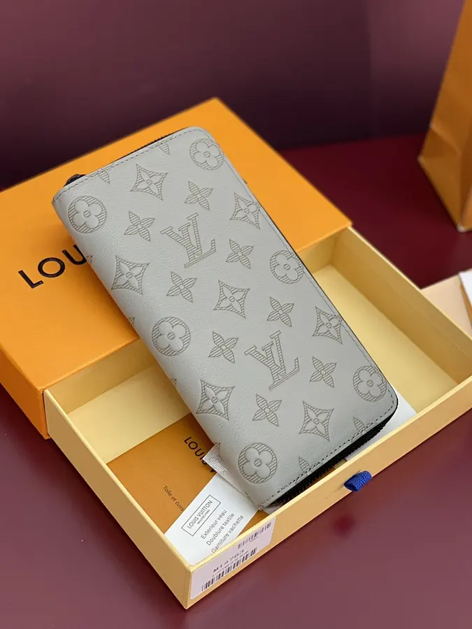ルイ・ヴィトン(LOUIS VUITTON) レディース ロングウォレット 収納しやすい|新品 FF7D71FBの商品画像